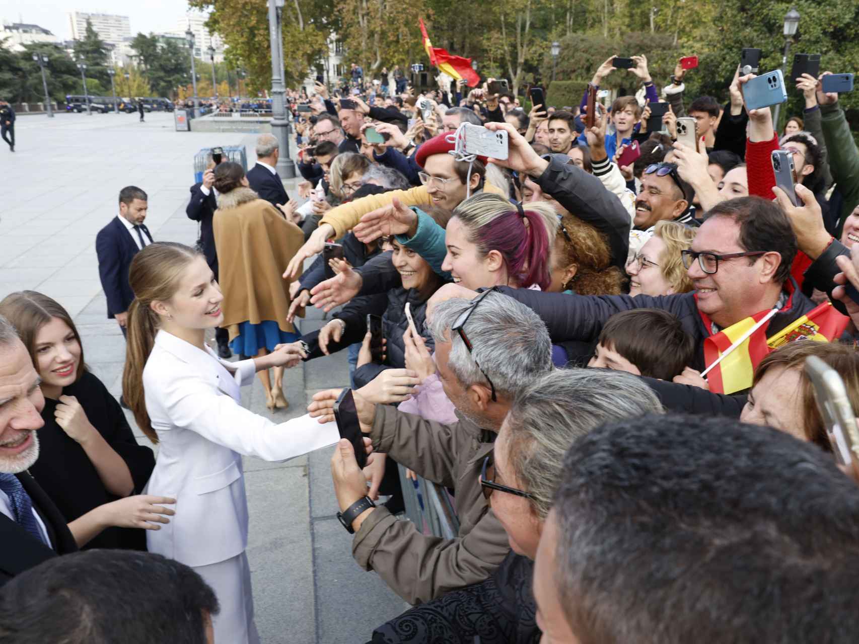 Los reyes Felipe VI y Letizia, la princesa Leonor y la infanta Sofía saludan y se fotografían con las personas congregadas en la Plaza de Oriente de Madrid.