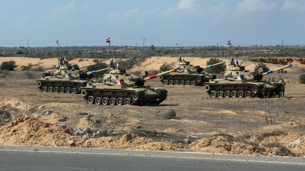Tanques del ejército egipcio cerca del paso de Rafah, frontera con Gaza