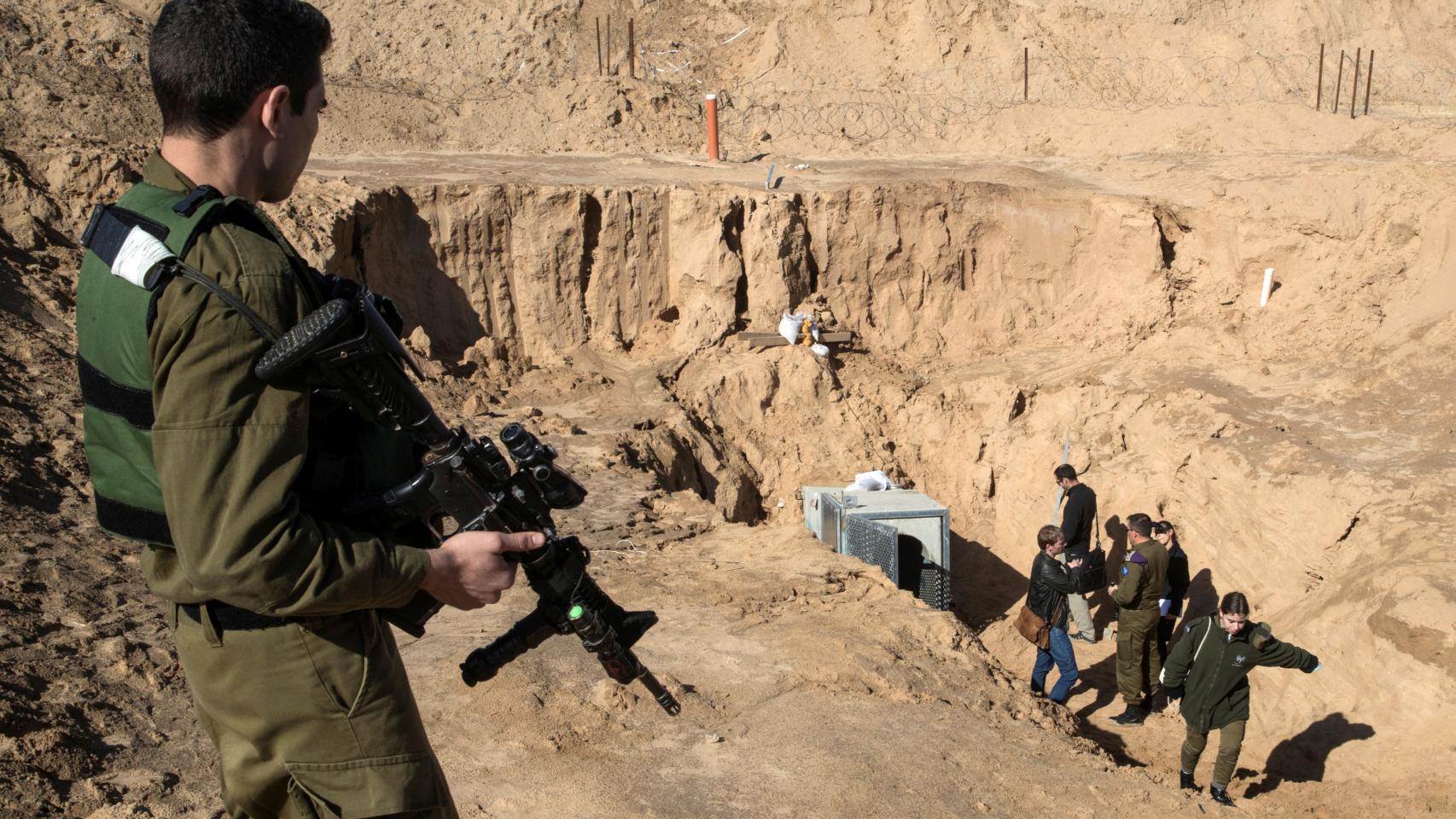 Un soldado israelí mantiene guardia junto a una entrada a lo que el ejército israelí dice que es un túnel de ataque transfronterizo excavado desde Gaza a Israel, en el lado israelí de la frontera de la Franja de Gaza , cerca de Kissufim, el 18 de enero de 2018.