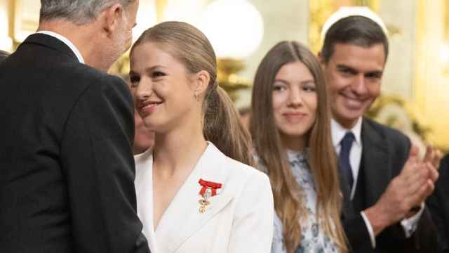 La Princesa Leonor saluda a su padre en el Congreso, este martes, en presencia de la Infanta Sofía y Pedro Sánchez.