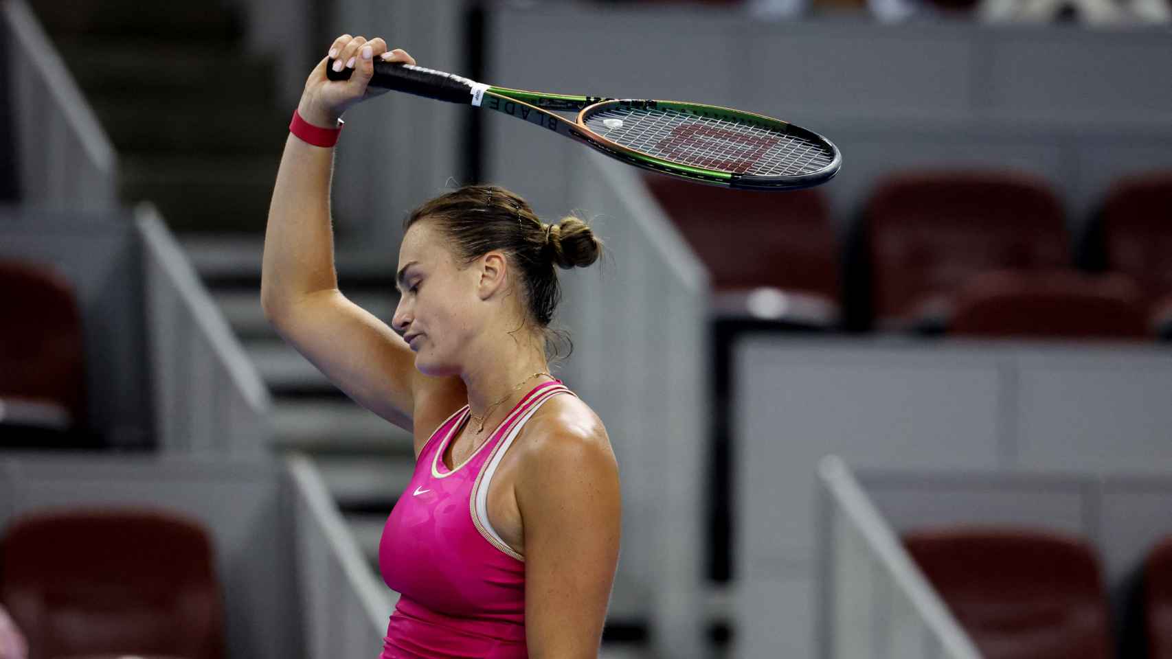 Aryna Sabalenka, con gesto serio durante un partido en el Masters 1000 de Pekín.