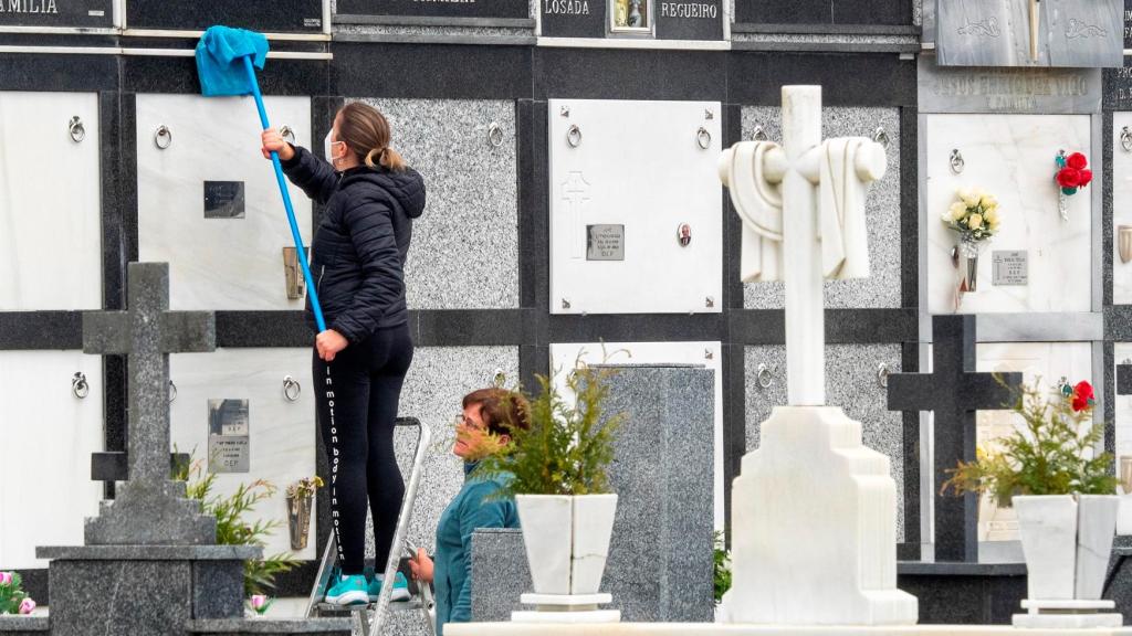 Una mujer trabajando en un cementerio.