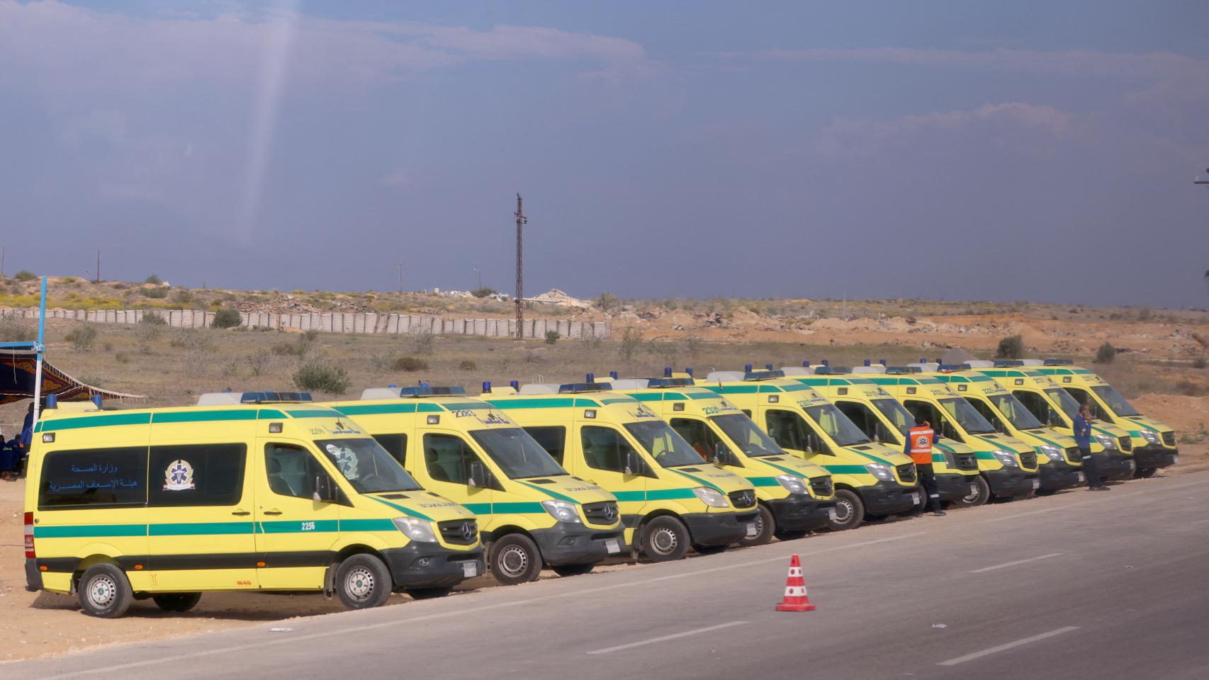 Ambulancias egipcias en el paso de Rafah para recibir a los posibles palestinos desplazados
