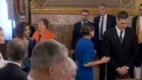 La reina Letizia se dirige al presidente del Gobierno en los momentos previos al almuerzo en el Palacio Real./