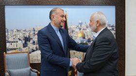 El ministro de Exteriores iraní, Hossein Amir-Abdollahian, y el líder de Hamás, Ismail Haniya, este martes en Doha.
