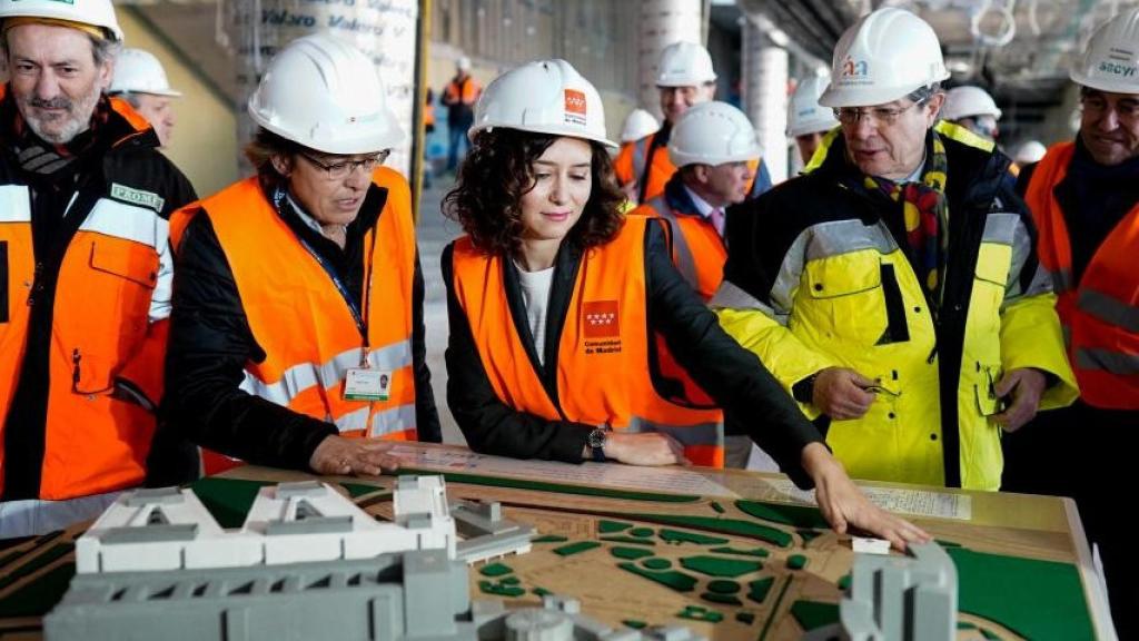 La presidenta de la Comunidad de Madrid, Isabel Díaz Ayuso, visitando las obras de remodelación del 12 de Octubre.