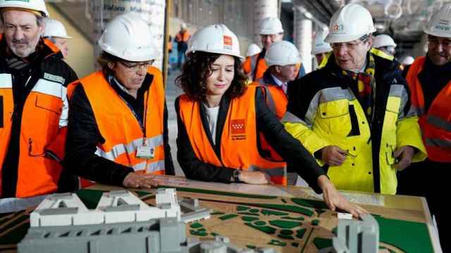 La presidenta de la Comunidad de Madrid, Isabel Díaz Ayuso, visitando las obras de remodelación del 12 de Octubre.