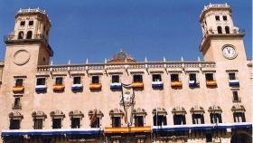 La fachada principal del Ayuntamiento de Alicante.