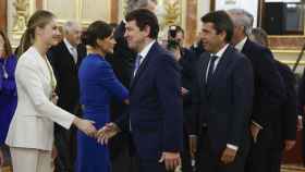 La princesa Leonor saluda al presidente de Castilla y León, Alfonso Fernández Mañueco, y al president de la Comunitat Valenciana, Carlos Mazón, durante la jura de la Constitución .