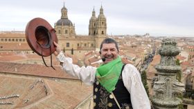 El Mariquelo sube a la torre de la Catedral Nueva de Salamanca