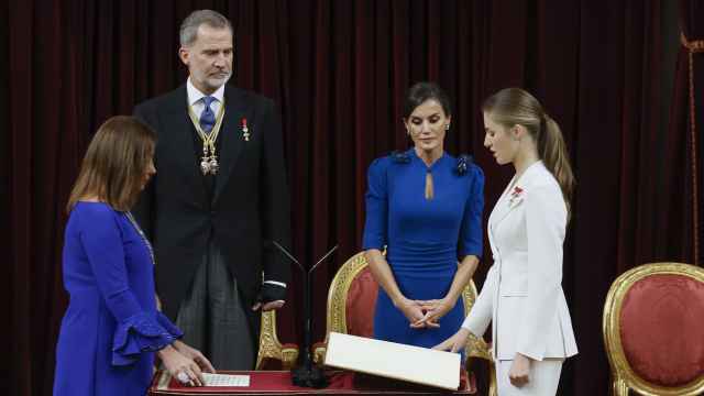 Felipe VI, Letizia, la infanta Sofía y la presidenta del Congreso junto a la princesa de Asturias, que jura la Constitución.