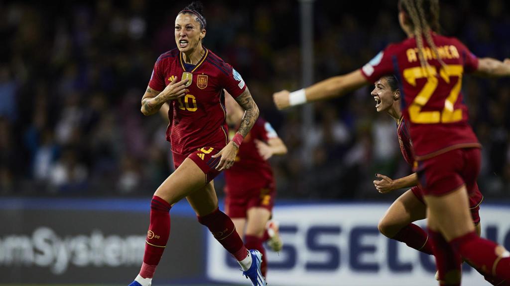 Jenni Hermoso celebra un gol con la Selección