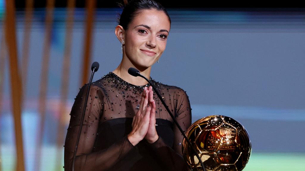 Aitana Bonmatí, junto al galardón del Balón de Oro.