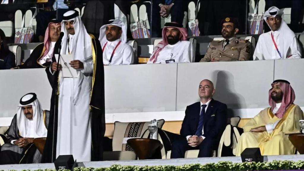 Al-Thani, jeque de Qatar, y a su espalda Mohamed bin Salman, príncipe de Arabia Saudí, junto con Infantino, presidente de la FIFA