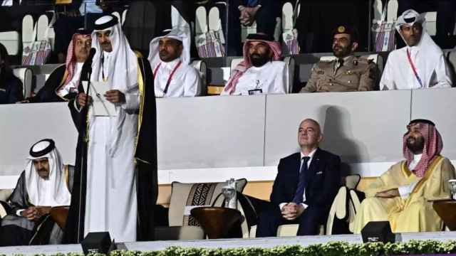 Al-Thani, jeque de Catar, y a su espalda Mohamed bin Salman, príncipe de Arabia Saudí, junto con Infantino, presidente de la FIFA.