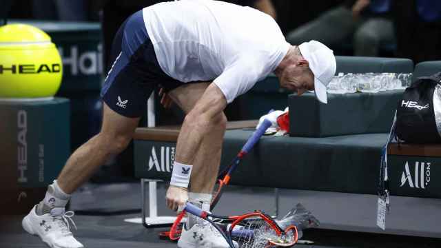 Andy Murray estrella su raqueta tras perder en el Masters 1000 de París-Bercy.