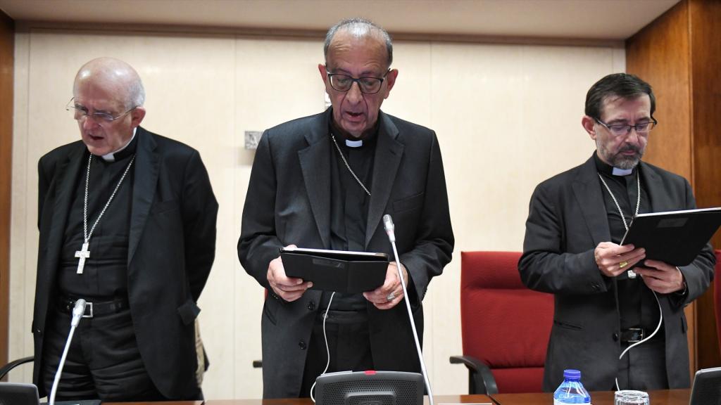 Carlos Osoro, Juan José Omella y José Cobo, durante la Asamblea Plenaria Extraordinaria de la CEE de este lunes.