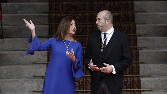 La presidenta del Congreso de los Diputados, Francina Armengol, y el presidente del Senado, Pedro Rollán, a las puertas del hemiciclo.