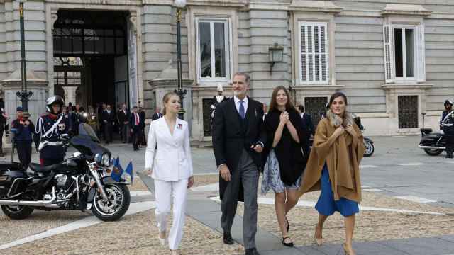 Los Reyes, con la Princesa Leonor y la Infanta Sofía salen del Palacio Real para saludar a los congregados en la Plaza de Oriente.