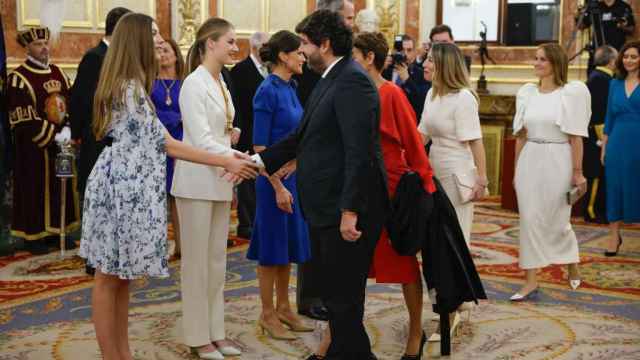 López Miras, este martes, saludando a los miembros de la Casa Real en el acto de juramento de la Constitución de la princesa de Asturias.