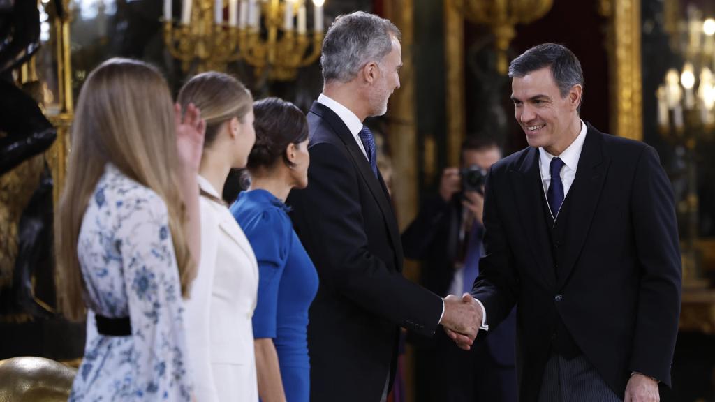 El presidente del Gobierno en funciones, Pedro Sánchez, saluda a los Reyes este martes.