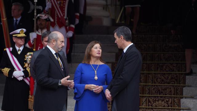 Francina Armengol, este martes en la jura de Leonor, con Pedro Rollán y Pedro Sánchez.