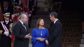 Francina Armengol conversa con Pedro Sánchez y Pedro Rollán en la escalinata del Congreso.