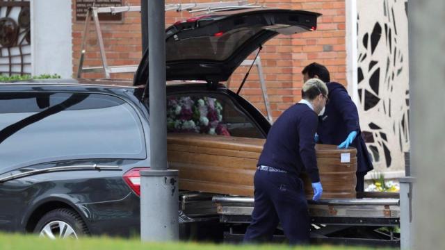 Dos trabajadores en el cementerio de La Almudena, en Madrid.