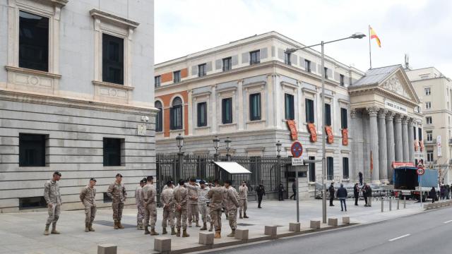 Militares en el Congreso de los Diputados, un día antes de la celebración del acto de la jura de la Constitución de la Princesa de Asturias.