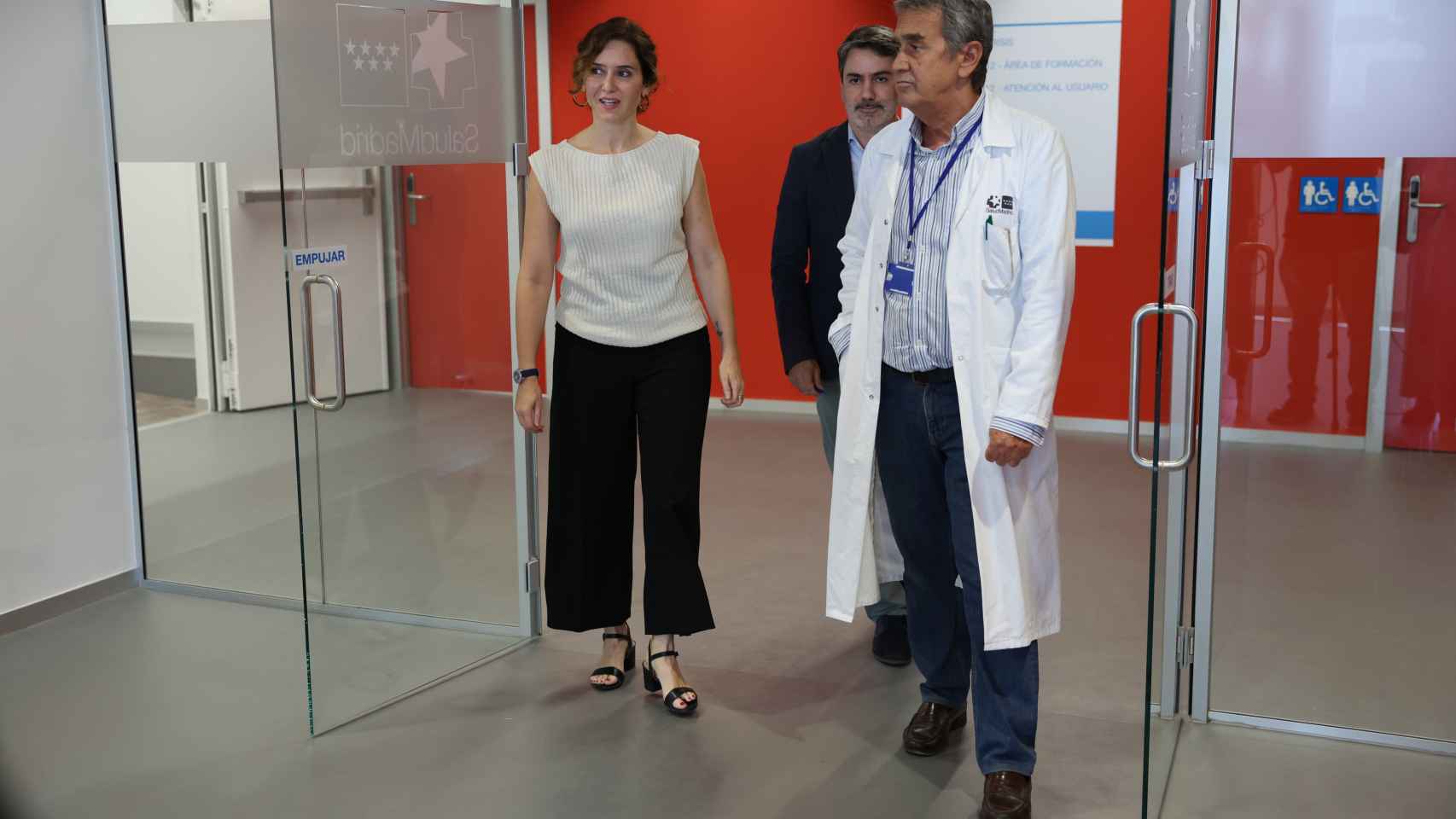 La presidenta de la Comunidad de Madrid, Isabel Díaz Ayuso (i), durante la presentación de los nuevos proyectos sanitarios que albergará el Hospital público Enfermera Isabel Zendal.