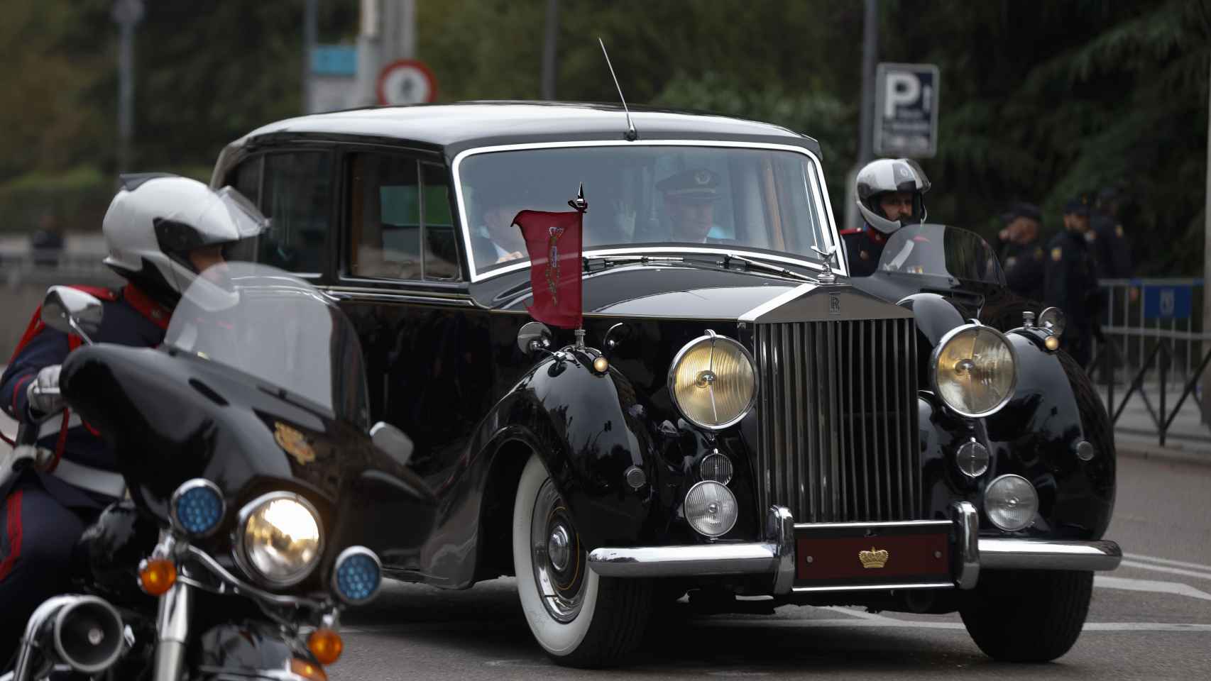 El coche de los reyes Felipe y Letizia con la matrícula en color rojo.