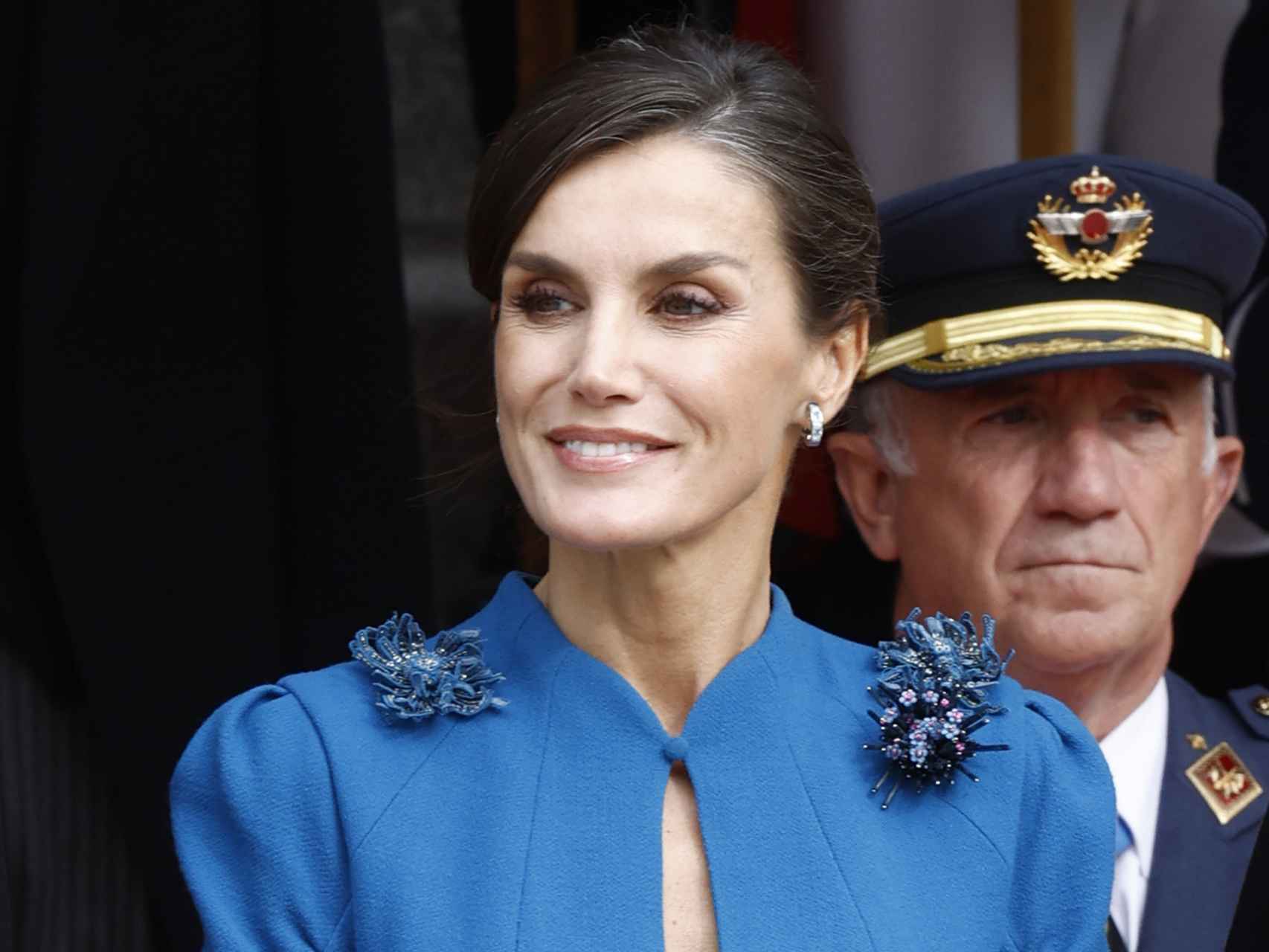 Letizia no estrena: rescata su vestido customizado azul royal, de Carolina Herrera