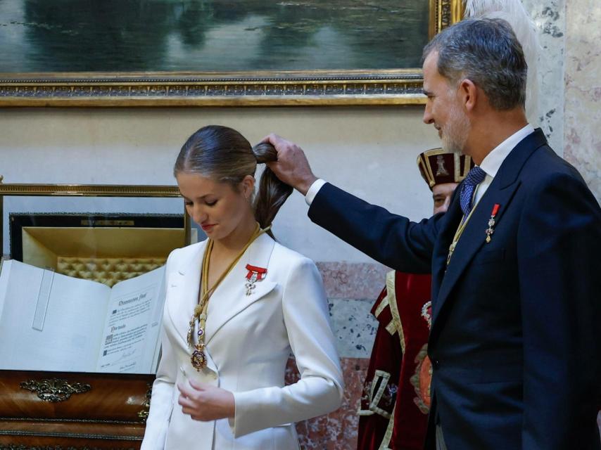 Felipe VI coloca el pelo a su hija durante la imposición de medallas.