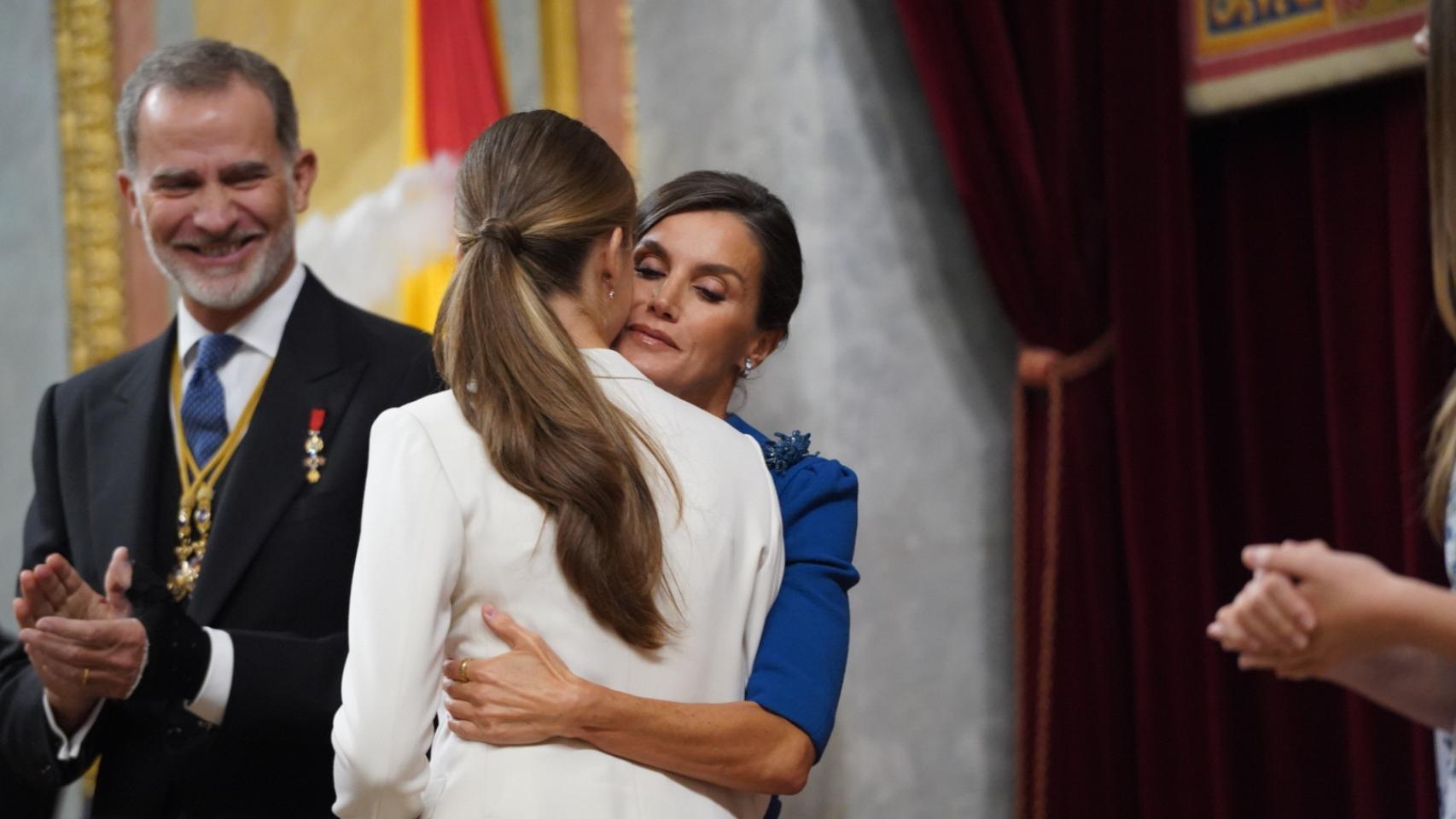 La Reina Letizia abrazando a su hija Leonor en el acto de la jura de la Constitución.