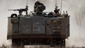 Soldados israelíes conducen un tanque cerca de la frontera entre Israel y Gaza.