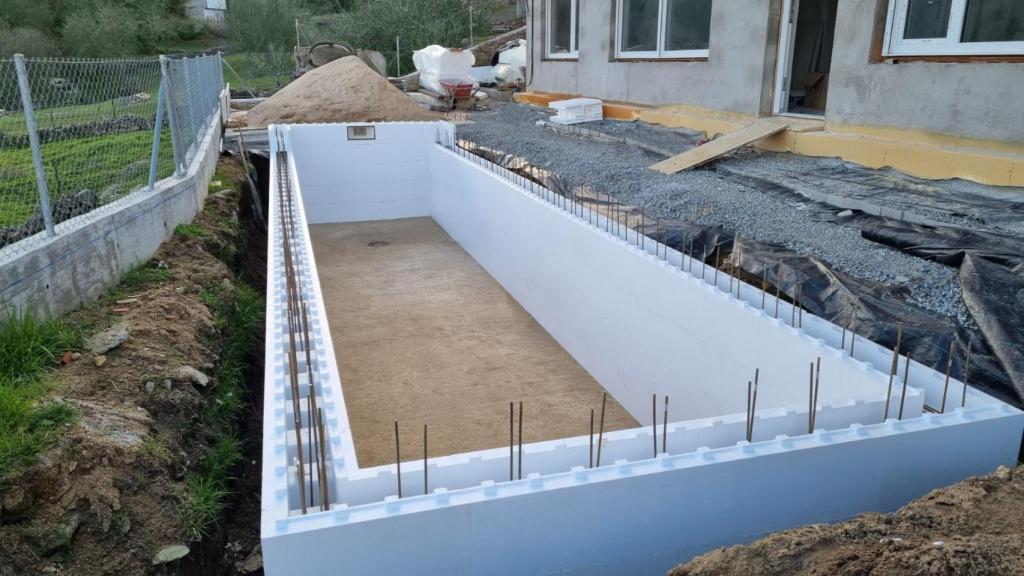 Construcción de una piscina usando el ladrillo Legacy.