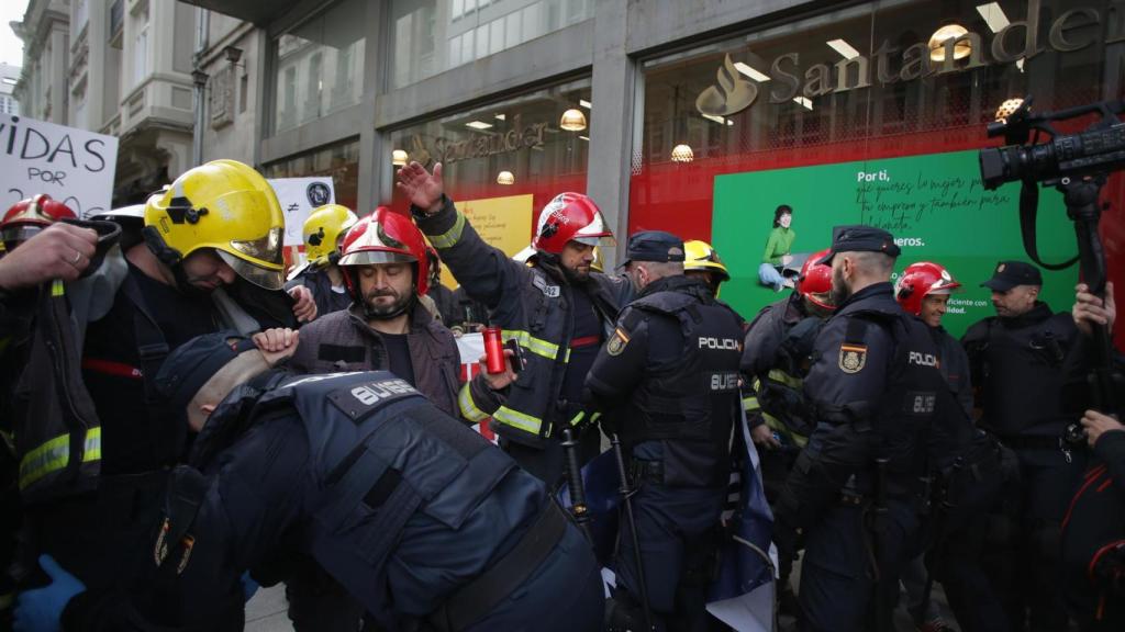Policías Nacionales y bomberos se entrentan durante una protesta, frente a la Diputación de Lugo, a 31 de octubre de 2023