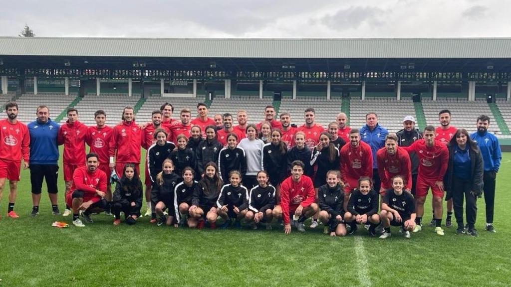 El Racing de Ferrol comparte campo durante unos minutos con las jugadoras del infantil femenino