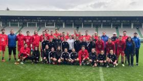 El Racing de Ferrol comparte campo durante unos minutos con las jugadoras del infantil femenino