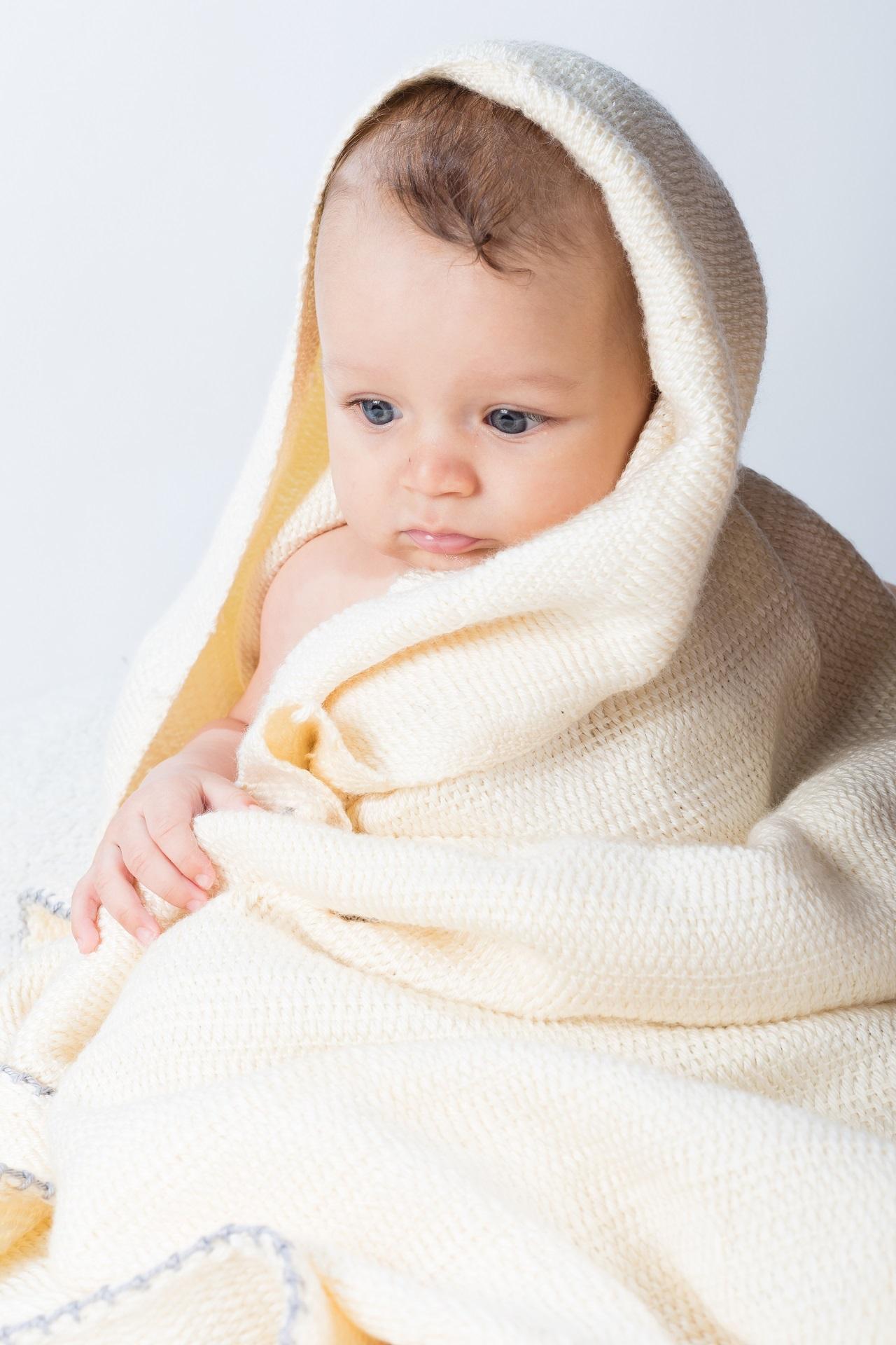 Un bebé cubierto con la manta de Rir&Co (Julio Eiroa).