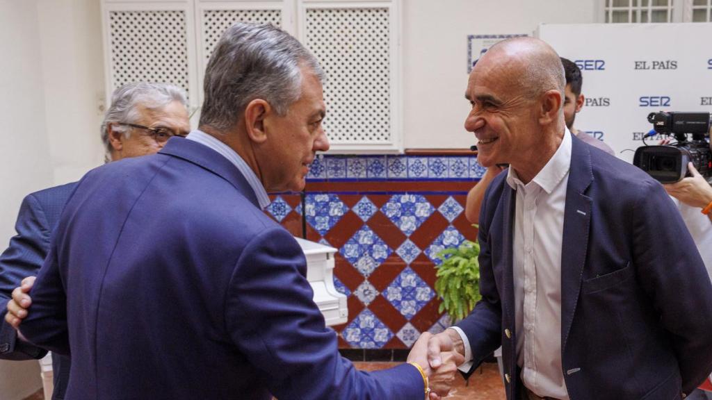 El alcalde de Sevilla, José Luis Sanz, junto al exalcalde del PSOE Antonio Muñoz.