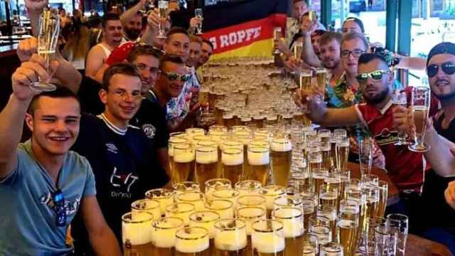 El grupo de alemanes con las cervezas en Mallorca.