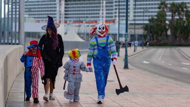 Una familia disfrazada por la fiesta de Halloween.