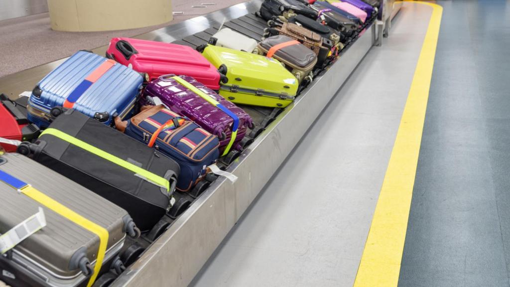 Estos son los trucos para conseguir que tu maleta sea la primera en salir por la cinta del aeropuerto