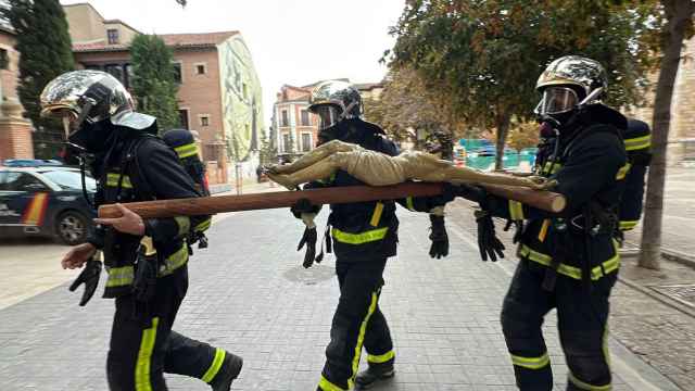 Bomberos de Madrid realizan un simulacro de incendio en la catedral de Alcalá.