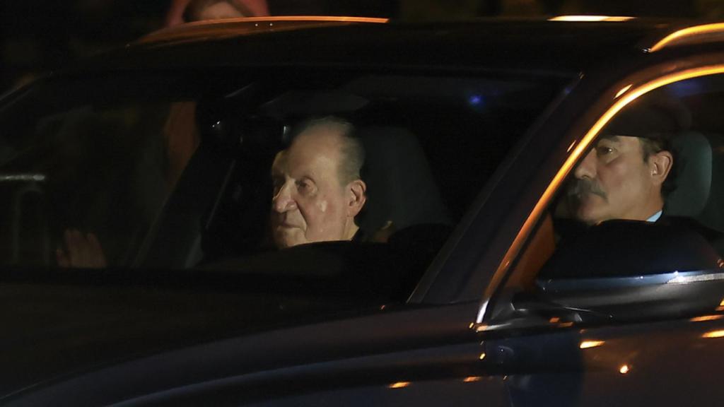 El rey Juan Carlos ha llegado al Palacio de La Zarzuela poco antes de que lo hicieran los Reyes.