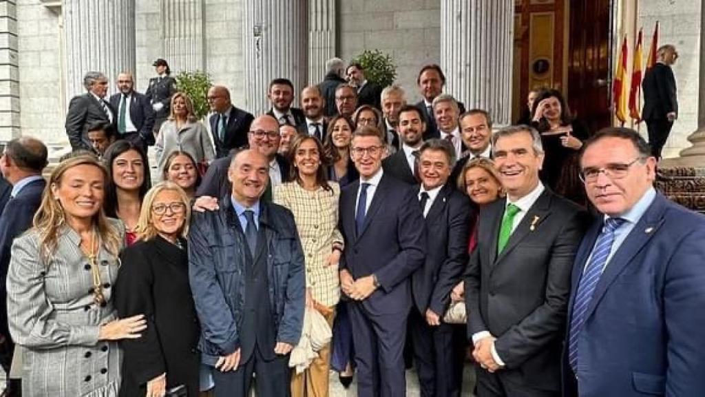 Dirigentes del PP con Alberto Núñez Feijóo en la jura de la Princesa Leonor