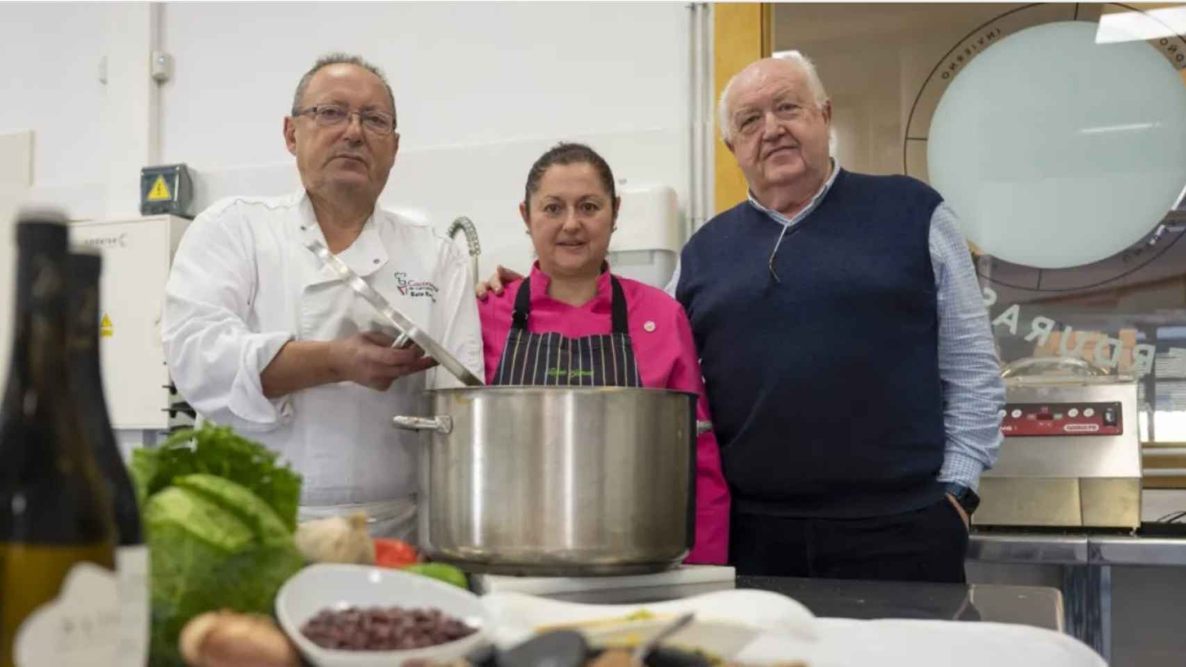 Cordero, Gómez y Argumosa junto al cocido de Torrelavega.