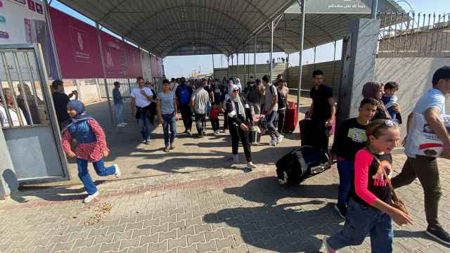 Ciudadanos extranjeros saliendo de la Franja de Gaza por el paso de Rafah