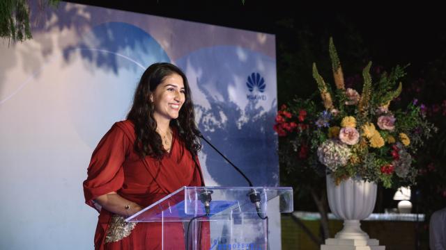 Sanna Azikzi recibiendo el premio a la Mente Inspiradora en Valencia.